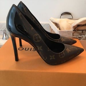 Louis Vuitton Cherie pump